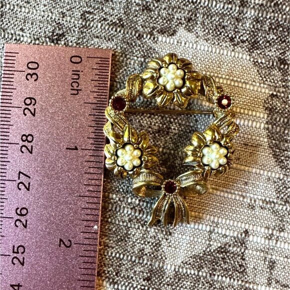 Avon Vintage Gold-Tone Wreath Brooch With Faux Pearls & Red Rhinestones - Picture 3 of 10